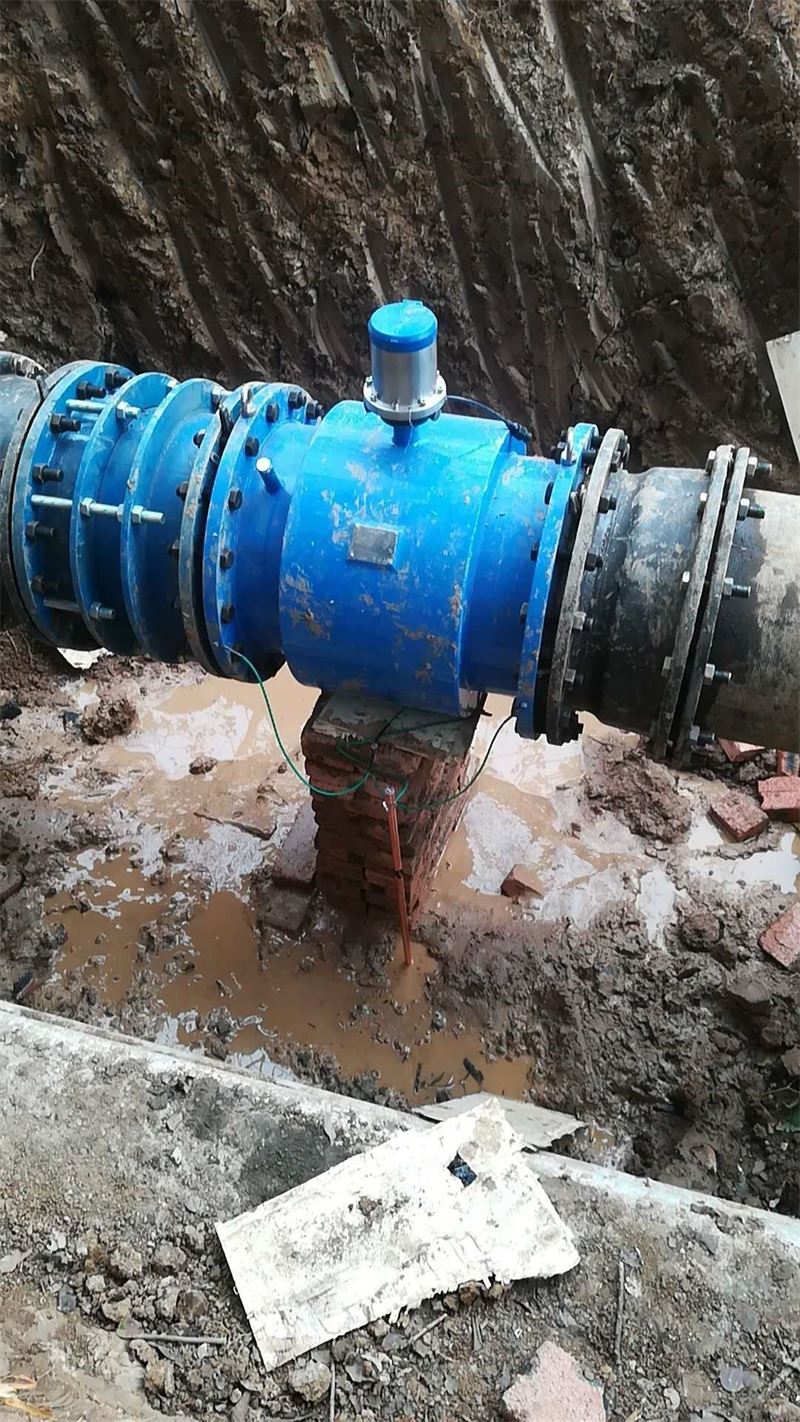 城鄉一體化供水計量電池供電電磁流量計安裝現場